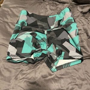 High rise, fleo 3.5in shorts. Size medium.